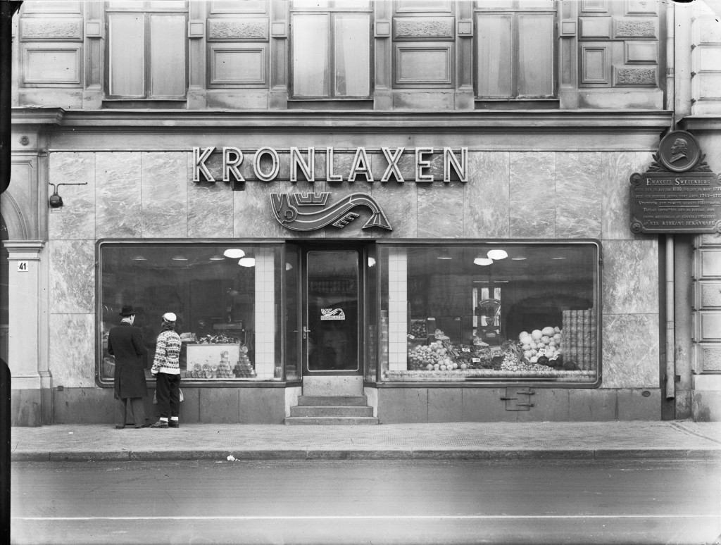 Skyltfönstret till fiskaffären Kronlaxen som fanns på Hornsgatan 41. Fotograf: Sune Sundahl 1921-2007. Rättighet: Creative Commons.